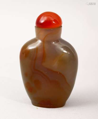 A GOOD 29TH CENTURY CHINESE CARVED AGATE SNUFF BOTTLE, with hardstone topper and wooden spoon, 6cm x