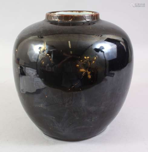 A LARGE 19TH CENTURY CHINESE KANGXI STYLE MIRROR BLACK / MONOCHROME & GILDED DECORATION JAR /