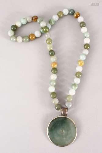 A GOOD CHINESE CARVED JADE / HARD STONE BEAD NECKLACE AND PENDANT, Approx 76cm.