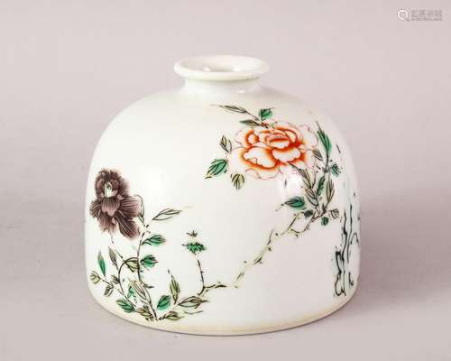 A CHINESE KANGXCI STYLE FAMILLE ROSE PORCELAIN BRUSH WASH, the body decorated with native floral