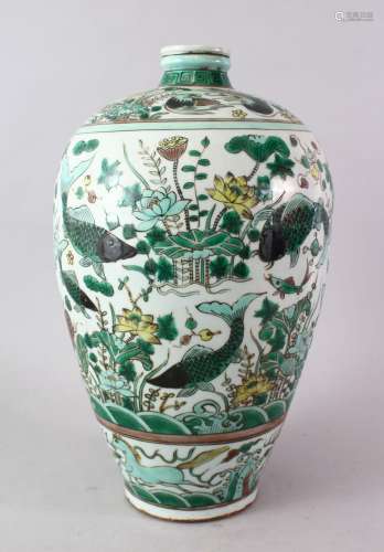 A GOOD CHINESE WUCAI DECORATED MEIPING PORCELAIN VASE, the body of the vase decorated with scenes of