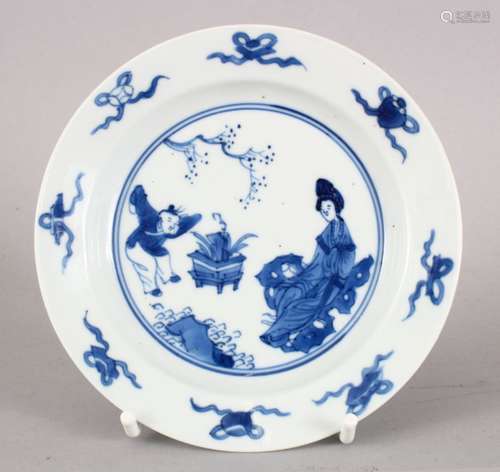 A GOOD 18TH CENTURY KANGXI PERIOD BLUE & WHITE PORCELAIN SAUCER DISH, decorated with a figure in