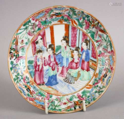 A GOOD EARLY 19TH CENTURY CHINESE CANTON FAMILLE ROSE PORCELAIN DISH, decorated with ladies and