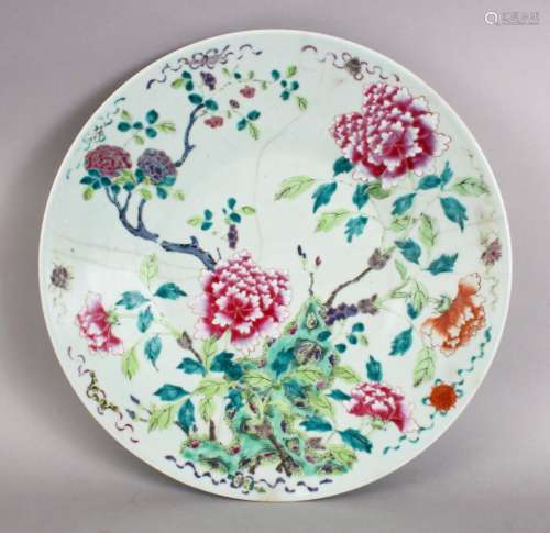 A GOOD AND LARGE 19TH CENTURY CHINESE CELADON FAMILLE ROSE PORCELAIN DISH, decorated with a native