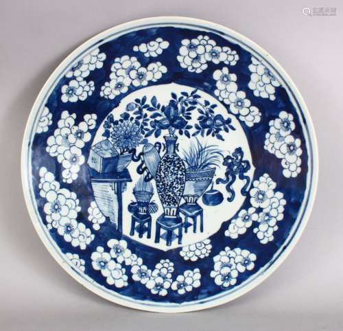 A LARGE 18TH CENTURY CHINESE BLUE & WHITE PORCELAIN CHARGER / DISH, the dish decorated with a