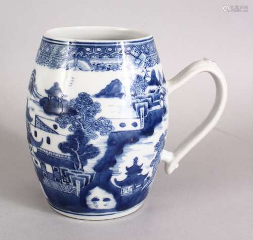 A GOOD 18TH CENTURY CHINESE BLUE & WHITE QIANLONG PORCELAIN MUG / TANKARD, decorated with typical