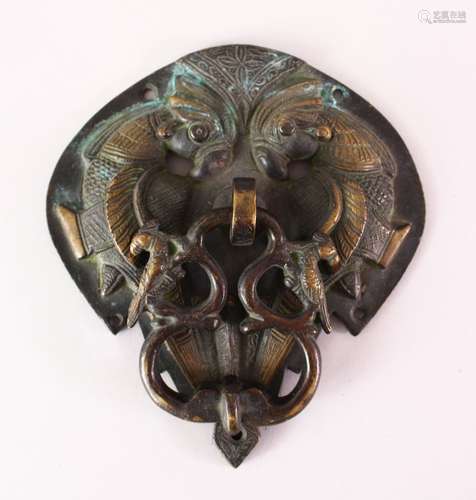 AN 18TH / 19TH CENTURY INDIAN BRONZE DOOR KNOCKER, in the form of parrots, 15cm wide.