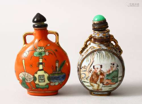 TWO 19TH / 20TH CENTURY CHINESE FAMILLE ROSE PORCELAIN SNUFF BOTTLES, one with a coral red ground