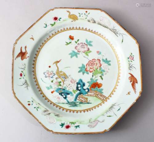 AN 18TH / 19TH CENTURY CHINESE FAMILLE ROSE OCTAGONAL SHAPED PORCELAIN DISH, the centre with