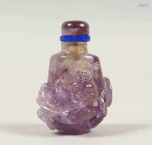 A GOOD CHINESE AMETHEYST COLOURED STONE / CRYSTAL SCENT BOTTLE, carved with lion dogs and foliage,