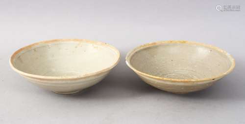A GOOD PAIR OF EARLY CHINESE POTTERY BOWLS, 14.5cm diameter.
