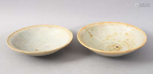 A GOOD PAIR OF EARLY CHINESE POTTERY BOWLS, 14.5cm diameter.