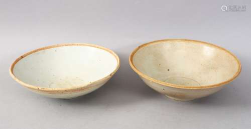 A GOOD PAIR OF EARLY CHINESE POTTERY BOWLS, 16cm diameter.