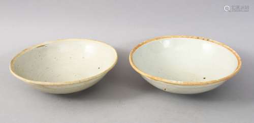 A GOOD PAIR OF EARLY CHINESE POTTERY BOWLS, 15cm diameter.