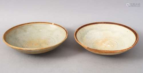 A GOOD PAIR OF EARLY CHINESE POTTERY BOWLS, 14.5cm diameter.