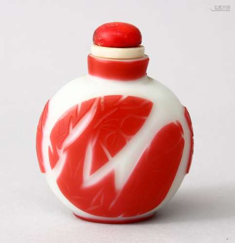 A GOOD 19TH / 20TH CENTURY CHINESE RED OVERLAY GLASS SNUFF BOTTLE, the red overlay upon white