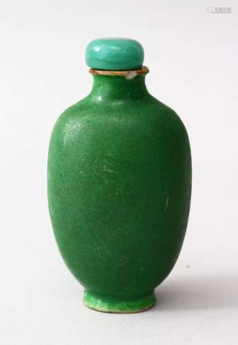 A GOOD 19TH CENTURY CHINESE APPLE GREEN PORCELAIN SNUFF BOTTLE, the bottle with hard stone stopper