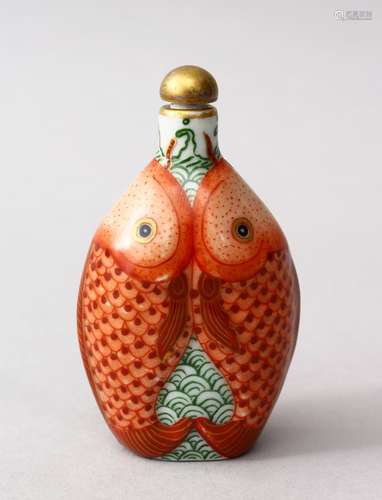 A GOOD 19TH CENTURY CHINESE FAMILLE ROSE PORCELAIN FISH SNUFF BOTTLE, the moulded body of the