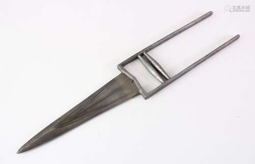 A FINE QUALITY 18TH CENTURY INDIAN WATERED STEEL KATAR DAGGER, 45.5cm