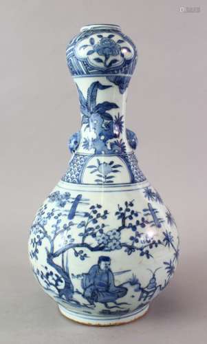 A GOOD CHINESE MING STYLE BLUE & WHITE PORCELAIN GARLIC HEAD SHAPED VASE, the body of the vase