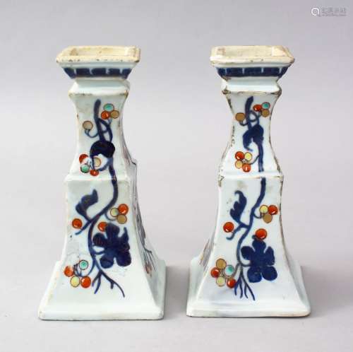 A GOOD PAIR OF 18TH CENTURY QIANLONG CHINESE IMARI DECORATED PORCELAIN PRONK VASES, decor after