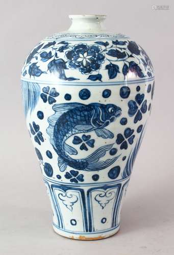 A GOOD CHINESE MING STYLE BLUE & WHITE PORCELAIN MEIPING VASE OF FISH, The body of the vase