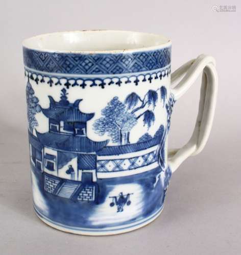 A GOOD 18TH CENTURY CHINESE BLUE & WHITE PORCELAIN TANKARD / MUG, with a twisted moulded handle, the