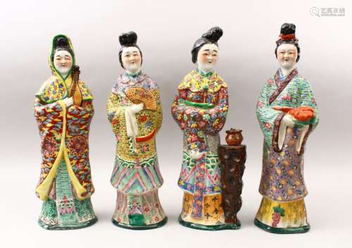 FOUR 19TH / 20TH CENTURY CHINESE FAMILLE VERTE / ROSE PORCELAIN FIGURES OF LADIES, each finely