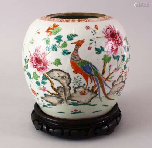 A GOOD 18TH CENTURY QIANLONG CHINESE FAMILLE ROSE PORCELAIN GINGER JAR & STAND, the jar decorated