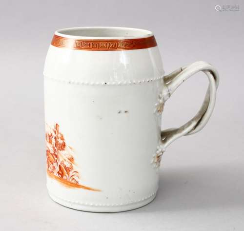 A GOOD 18TH CENTURY CHINESE ROUGE DE FEUR PORCELIAN TANKARD, the tankard decorated with a