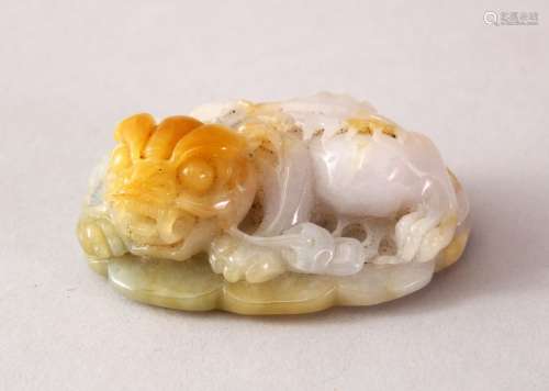 A CHINESE CARVED WHITE JADE FIGURE OF A RECUMBENT BEAST, 6CM.