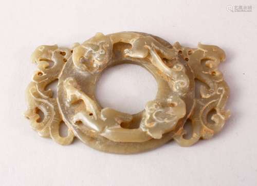 A CHINESE CARVED GREEN JADE CHILONG DISK / PENDANT, carved with chilong in archaic style, 9cm.