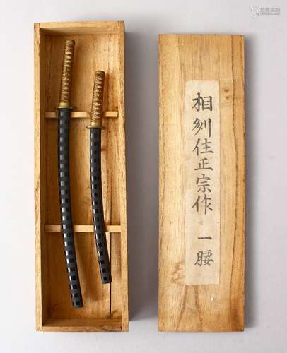 A GOOD BOXED PAIR OF JAPANESE MEIJI PERIOD MINIATURE SWORDS, 21CM & 17CM, in original signed