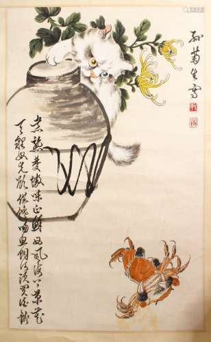 A GOOD 19TH / 20TH CENTURY CHINESE PAINTING OF A CAT AND CRAB, the cat with two tone eyes hiding