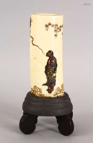 A GOOD JAPANESE MEIJI PERIOD CARVED IVORY & MIXED ONLAID METAL TUSK VASE ON STAND, the tusk