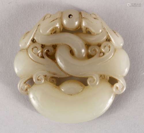 A GOOD 19TH / 20TH CENTURY CHINESE CARVED JADE PENDANT OF INTERTWINED CHILONG, two chilong