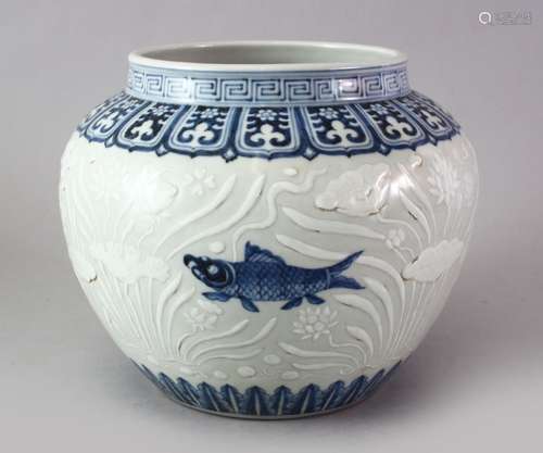 A GOOD CHINESE MING STYLE BLUE & WHITE PORCELAIN FISH JAR, the jar decorated with scenes of fish