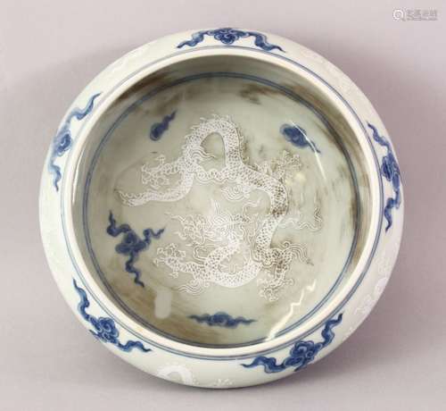 A GOOD CHINESE MING STYLE BLUE & WHITE PORCELAIN AS / BRUSH POT, decorated with dragons amongst