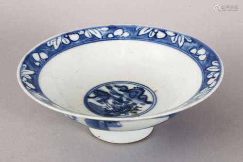 A GOOD 18TH / 19TH CENTURY CHINESE BLUE & WHITE PORCELAIN STEM BOWL, decorated with a roundel of