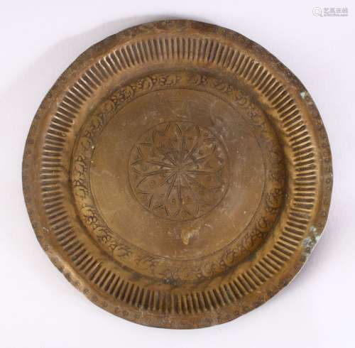 A 19TH CENTURY INDAIN BRASS CHARGER / DISH, with embossed decoration, 21.5cm