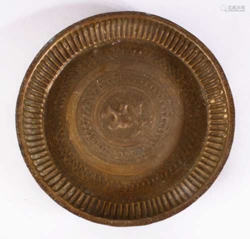 A 19TH CENTURY INDAIN BRASS CHARGER / DISH, with embossed decoration, 22cm
