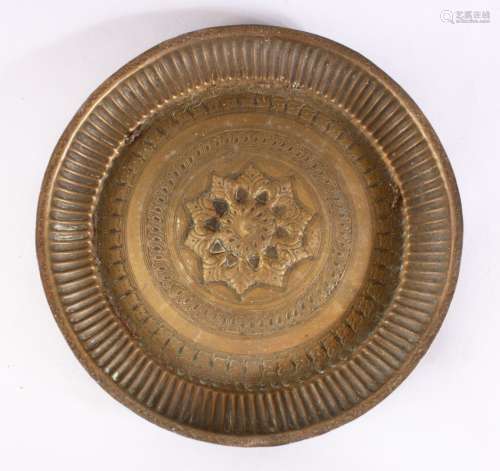 A 19TH CENTURY INDAIN BRASS CHARGER / DISH, with embossed decoration, 25cm