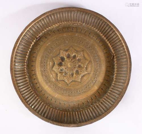 A 19TH CENTURY INDAIN BRASS CHARGER / DISH, with embossed decoration, 25cm