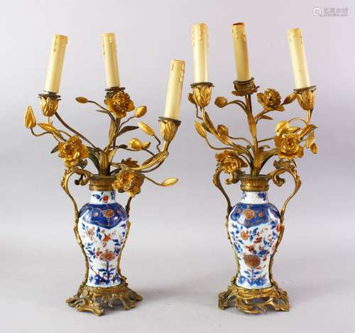 A GOOD PAIR OF 18TH / 19TH CENTURY CHINESE IMARI PORCELAIN VASE / LAMPS, the vases decorated in