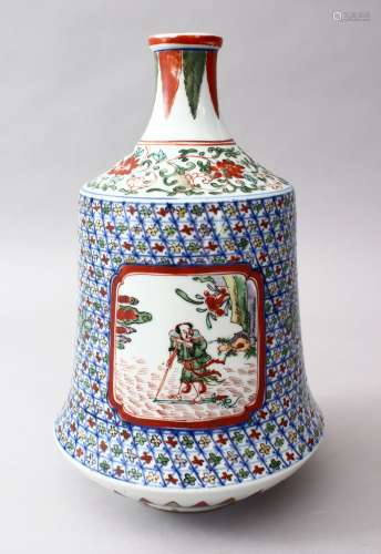 A GOOD JAPANESE MEIJI PERIOD IMARI PORCELAIN TOKKURI SAKE BOTTLE, the body of the bottle decorated