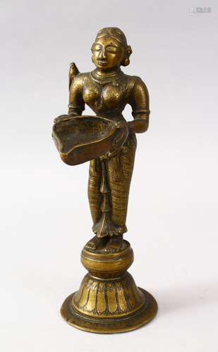 AN 19TH CENTURY SOUTH INDIAN BRONZE OIL LAMP FIGURE OF A LADY, the lady depicted holding a tray,