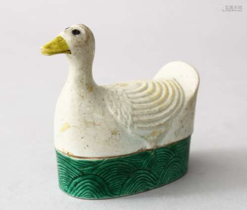 A GOOD 18TH / 19TH CENTURY CHINESE PORCELAIN MODEL OF A DUCK, probably once a box and cover, the