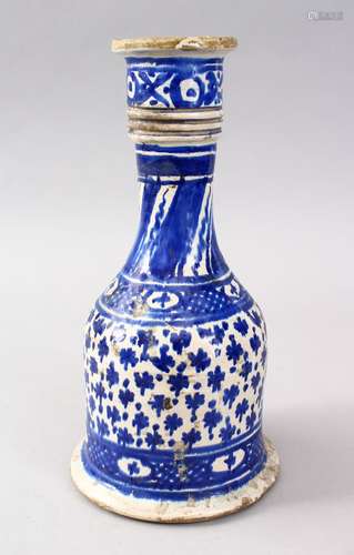 AN 18TH / 19TH CENTURY PERSIAN BLUE & WHITE POTTERY HUQQA BASE, 27CM HIGH.