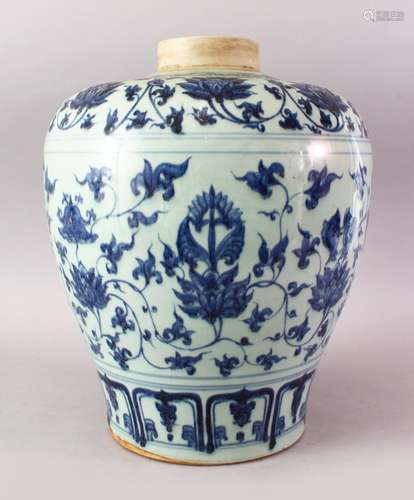 A GOOD LARGE CHINESE 15TH / 16TH CENTURY MING DYNASTY BLUE & WHITE PORCELAIN JAR, the jar