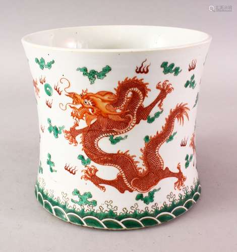 A LARGE CHINESE KANGXI STYLE FAMILLE VERTE & IRON RED PORCELAIN DRAGON BRUSH WASHER, decorated